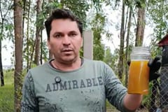 Hombre convierte residuos plásticos en combustible con una máquina creada por él