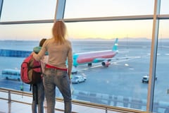Padres chantajean a madres migrantes para firmar permiso de viaje de sus hijos
