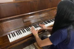 Familia sortea un piano para costear cirugía de su hija