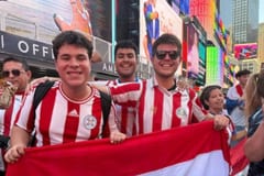 Times Square se tiñe de albirrojo antes del Paraguay vs. Francia