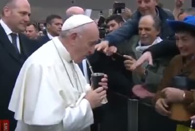 Paraguayos comparten su tereré con el Papa