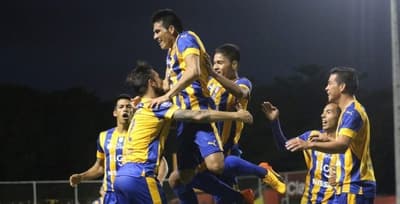 Luqueño de mal en peor: Hizo jugar a cuatro extranjeros, contra las reglas