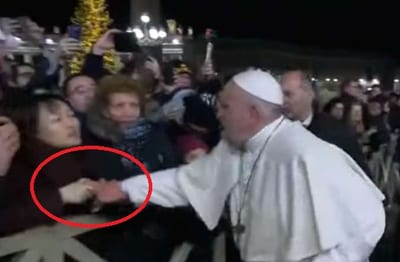 Francisco reprende a peregrina que lo incomodó