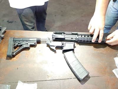 Norteamericanos son detenidos con gran cantidad de armamentos