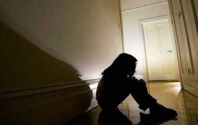Niña denunció abuso y su madre le quemó la mano