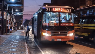 Opama tilda de “populista” propuesta de buses nocturnos de Jatar