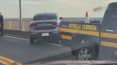 Auto se incrusta en baranda del Puente Remanso y genera extensa cola