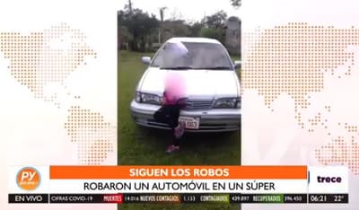 Delincuentes se llevan automóvil del estacionamiento en un supermercado
