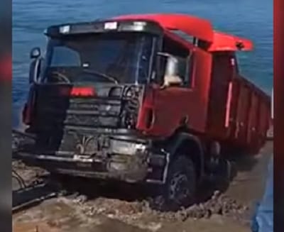 Logran sacar el camión que se sumergió en el Paraná