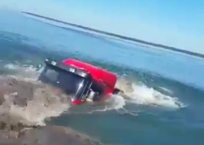 Camión se sumerge en el río Paraná