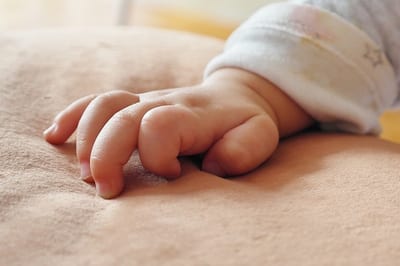 Bebé se encuentra en terapia intensiva tras sufrir quemaduras
