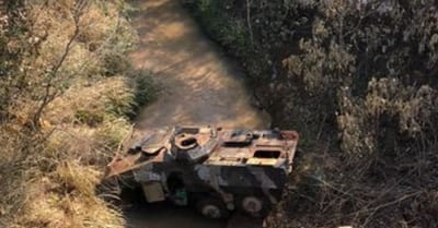 Cae vehículo militar de un puente y deja como saldo tres heridos