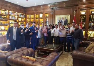 Sin pudor, Cartes posa con condenado