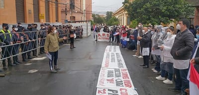 Médicos y docentes levantan protestas