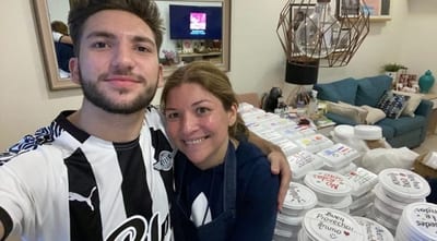Joven celebra entrega de últimos platos de comida en hospitales