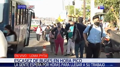 Usuarios esperan buses hasta más de una hora