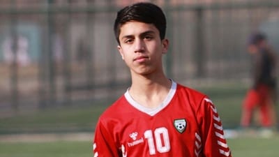 Futbolista afgano murió aferrado a rueda de avión, revelan