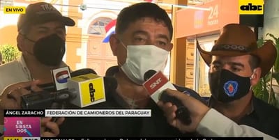 Camioneros se reúnen para decidir si siguen con el paro