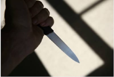 Asaltan y acuchillan a mujer en parada de buses