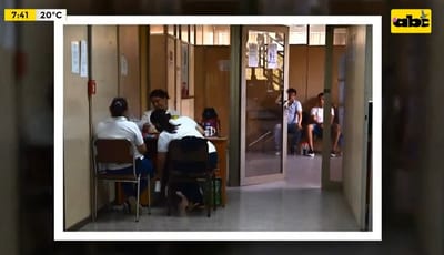 Ven fútbol en la oficina, desayunan a las 11:00 y aspiran a aumento