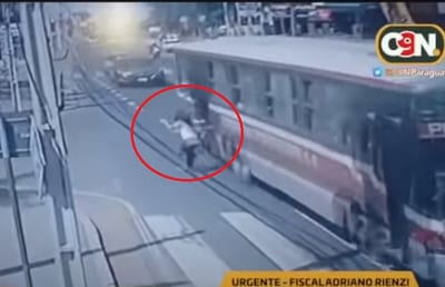 Imputan a sospechoso de asalto y chofer tras caída de joven de bus