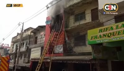 Edificio se incendia en zona céntrica de Ciudad del Este