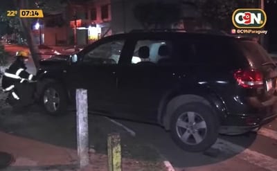 Conductora abandona su camioneta tras choque