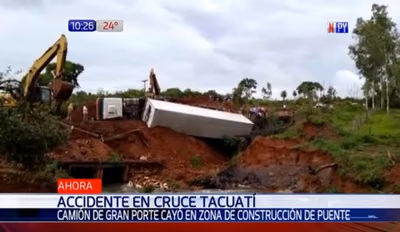 Camión vuelca en zona de obras de puente colapsado en Tacuatí