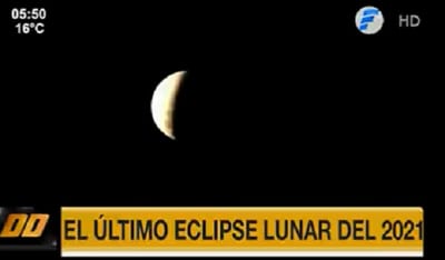 Centenares de personas viven el eclipse lunar más largo del siglo