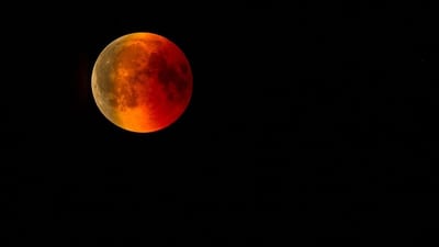 En las primeras horas del viernes verá el “eclipse lunar más largo del siglo”