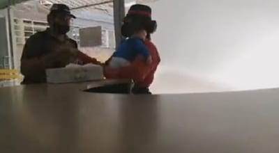 Captan noble gesto de guardia con madre y su bebé
