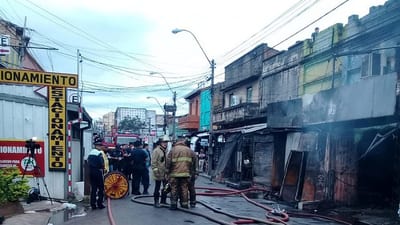 Controlan focos de incendio en el Mercado 4 y alertan sobre peligro de derrumbe