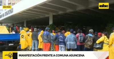 Funcionarios municipales se manifiestan pidiendo aumento