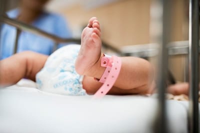 Piden incluir a bebes prematuros en esquema de vacunación