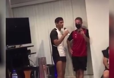 Roque ameniza la concentración de Libertad cantando “Solito”