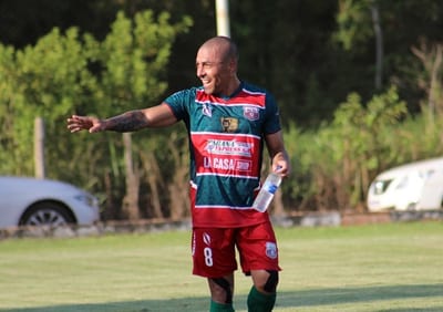 Marín marca gol olímpico de “tres dedos”