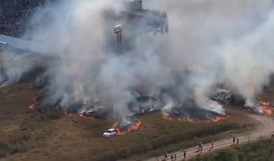 Incendio generado por petardos consume vehículos en Carapeguá 
