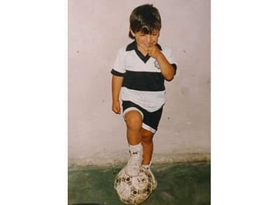 Kun Agüero explica la historia de su camiseta de Olimpia