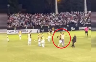 Hincha de Guaraní invade campo e increpa a jugadores 
