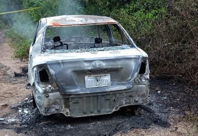 Incineran auto con un cuerpo en su interior