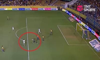 Blooper de Servio termina en gol 
