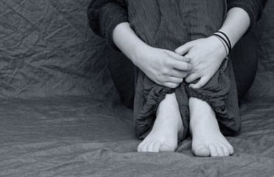 Madre revela que terminó querellada tras denunciar bullying a su hija