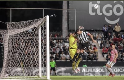Libertad golea y seguirá en la punta