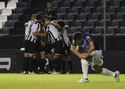 Libertad vence a Guaireña y seguirá cómodo en la punta