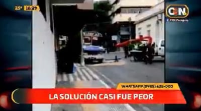 Remoción de bus genera daño en fachada de edificio céntrico