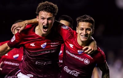 Nacional supera a domicilio a Libertad y retoma la punta 