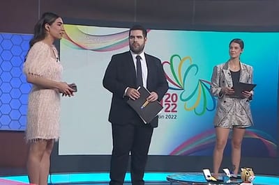 Conductores piden disculpas tras desliz durante presentación de Tini 
