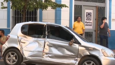 Bus de la Línea 27 se lleva por delante un auto que le salió al paso 