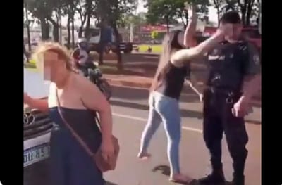 Detienen a dos mujeres y un joven por agredir a policía en el este