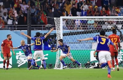 Japón y España clasifican en apasionante definición y con polémica 